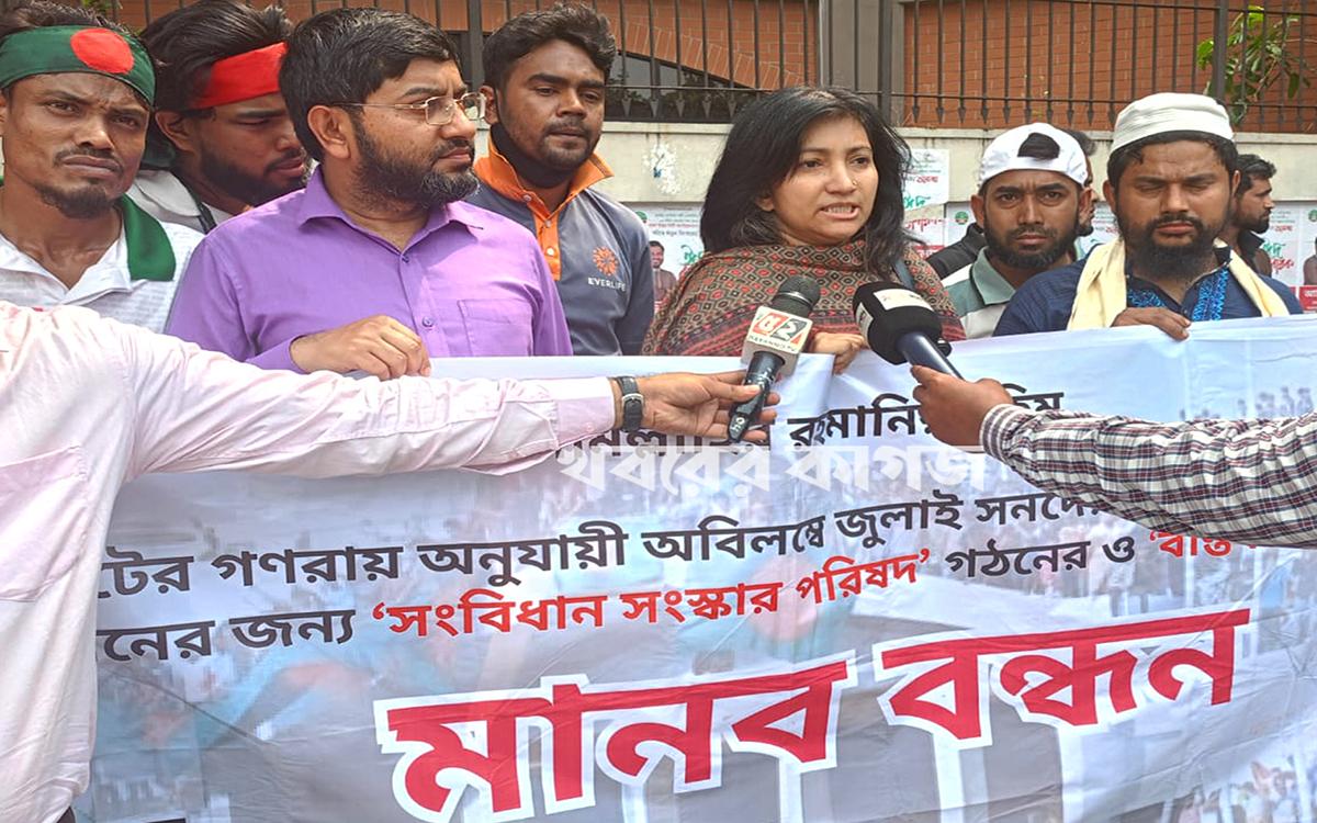 ভিক্টোরিয়া পার্কের সামনে